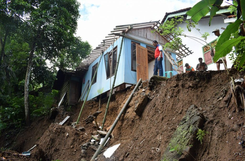 Hujan Deras di Desa Sawangan Akibatkan Tanah Longsor dan Jalan Ambles