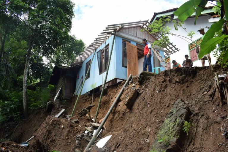 tanah-longsor